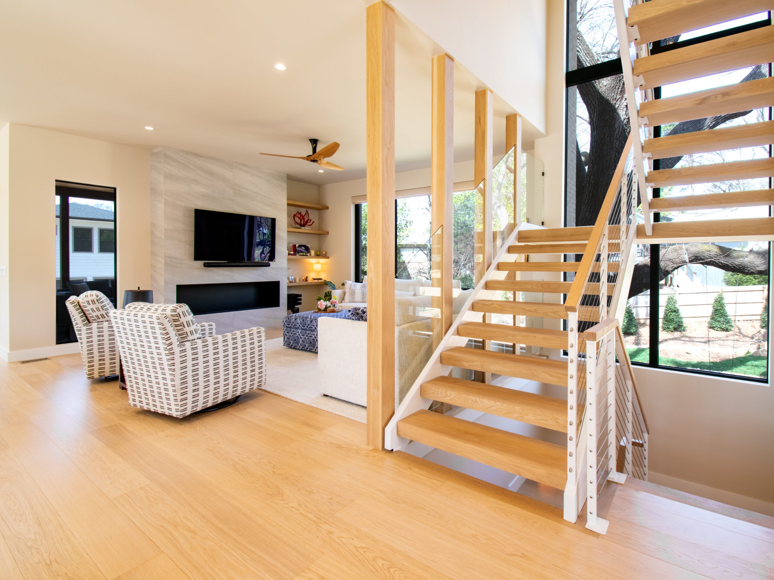 Open riser steel stairs, white oak treads, cable railing, modern living room